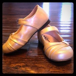Nina patent leather shoes. Size 7 little girls.